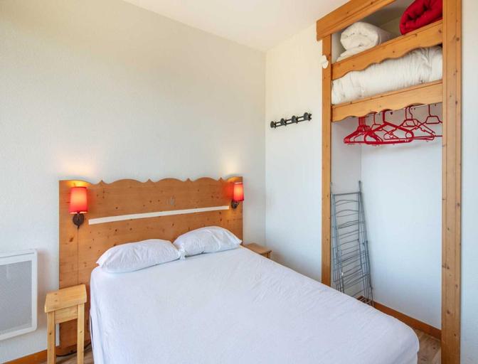 Room 3, Alpine Ski Apartment in Tignes for 4, Isère