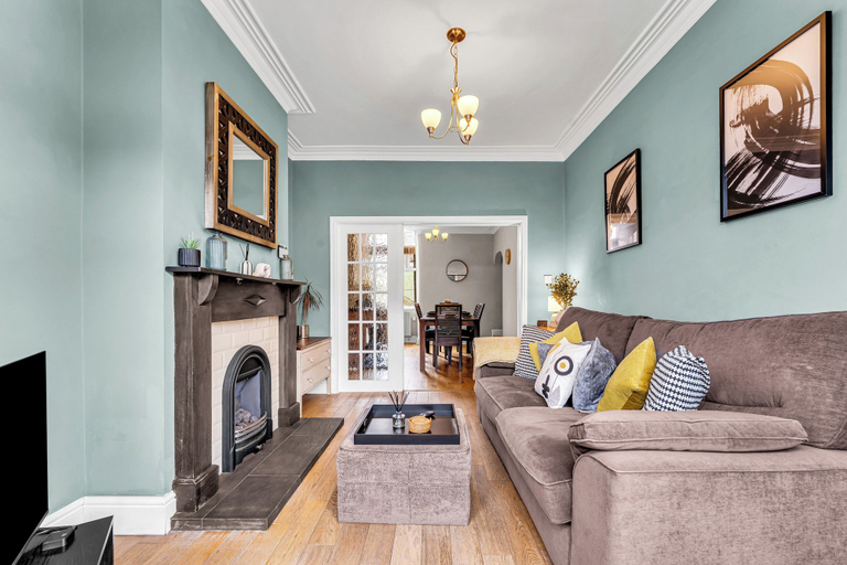 Living area 4, Spacious Stoke Townhouse 3Br Near Hospital, Stoke-on-Trent