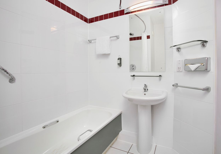 Bathroom 4, Leonardo Hotel Nottingham, Nottingham