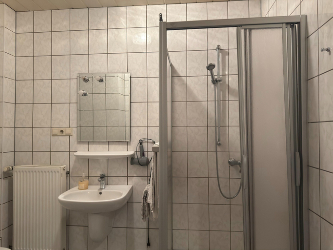 Bathroom 3, Ferienwohnung mit Garten auf dem Bauernhof, Kassel