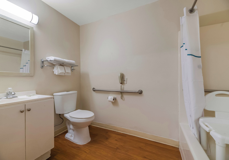 Bathroom 4, HomeTowne Studios by Red Roof Orlando - UCF Area, Orange