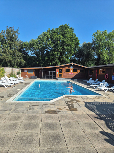Pool 2, Cabin - Sleeps 6 - Outdoor Pool and Parking, Ceredigion