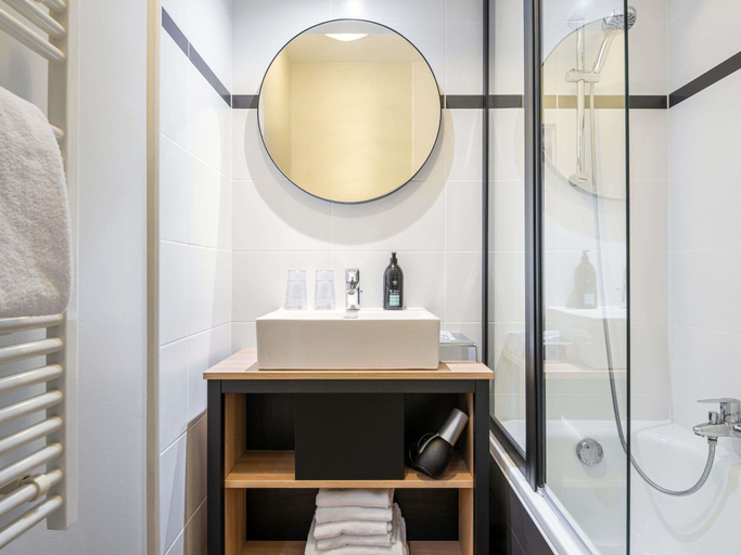 Bathroom 5, Aparthotel Adagio La Defense Kleber, Hauts-de-Seine