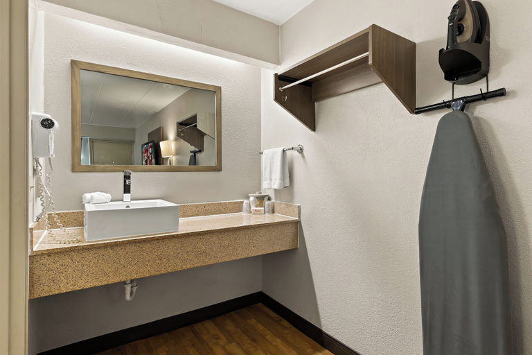 Bathroom 5, Red Roof Inn Cleveland - Independence, Cuyahoga