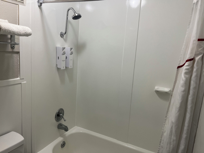 Bathroom 3, Red Roof Inn Kimball, TN - I-24, Marion