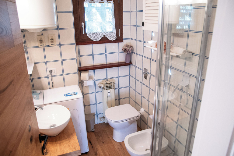 Bathroom 2, Lo Scoiattolo by Ca-sa Check, Brescia