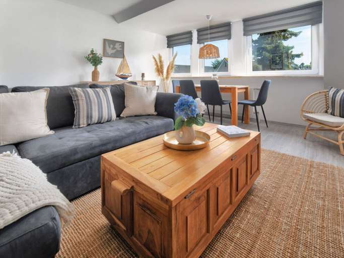 Living area 4, Holiday Apartment With 2 Bedrooms, Ostholstein