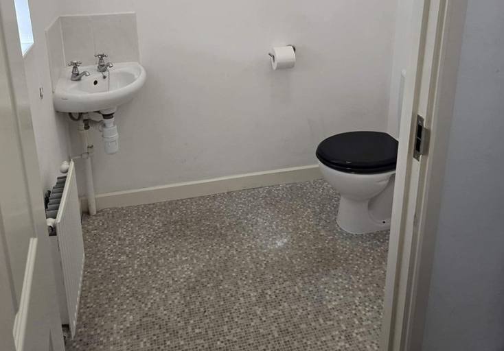 Bathroom 2, Shirebrook 2-bed Townhouse, With Free Parking, Ideal for Contractors and Families, Derbyshire