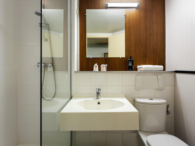Bathroom 5, greet Hotel Villeneuve La Garenne, Hauts-de-Seine