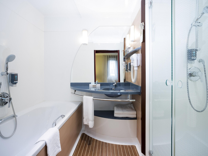 Bathroom 4, Novotel Suites Paris Montreuil Vincennes, Paris