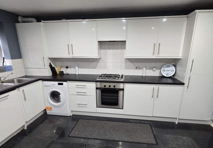 Private kitchen 5, Shirebrook 2-bed Townhouse, With Free Parking, Ideal for Contractors and Families, Derbyshire