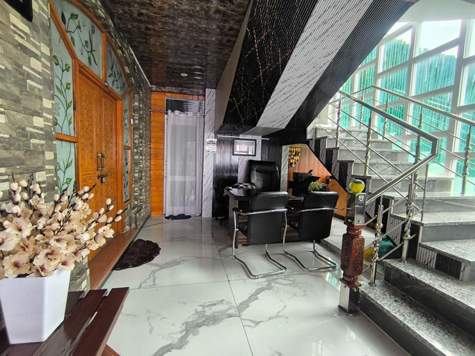 Reception 2, Deluxe With Mountain View Holiday Homes, Srinagar