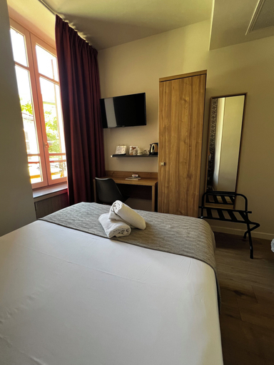 Bedroom 3, Hotel Le Biarritz - Vichy, Allier