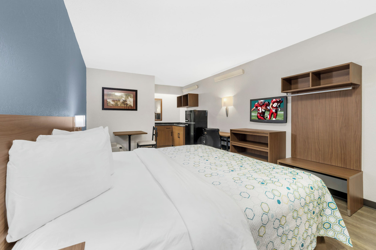 Bedroom 3, HomeTowne Studios by Red Roof Buffalo - Niagara Airport, Erie