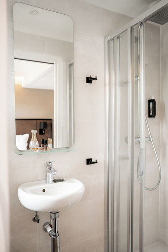 Bathroom 5, Hotel La Maison Montparnasse, Paris