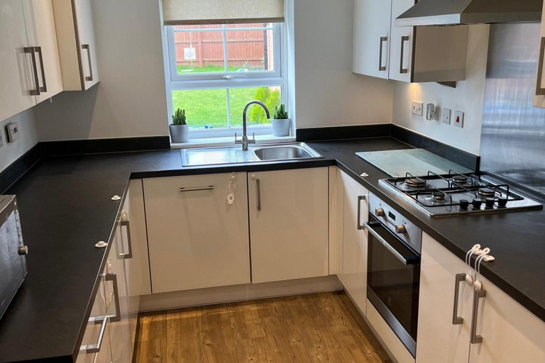 Private kitchen, House - Sleeps 8 - Parking and Garden, Coventry
