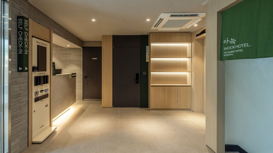 Lobby 5, Muonjae Suwon Heanggung, Suwon