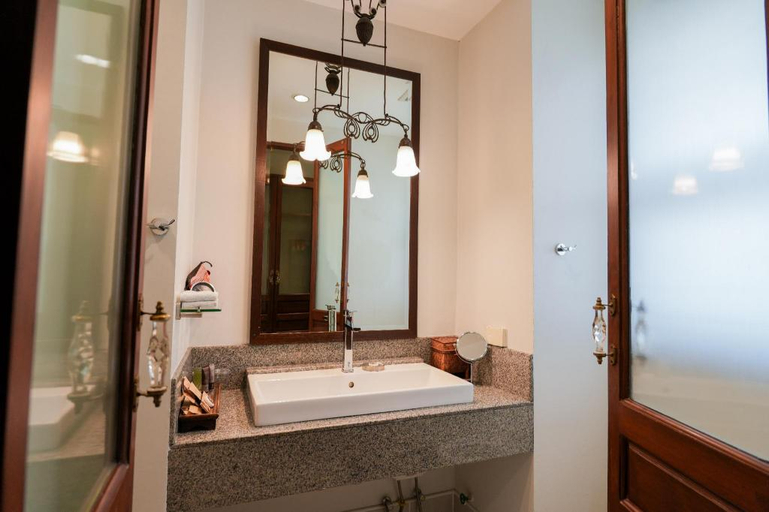 Bathroom 5, Baan Klang Wiang Hotel, Muang Chiang Mai