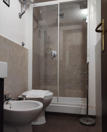 Bathroom 5, Conte House, Rome
