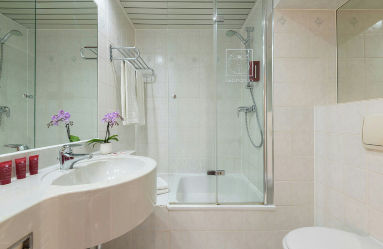 Bathroom 5, Leonardo Frankfurt City South, Frankfurt am Main