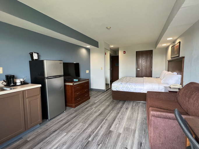 Bedroom 3, HomeTowne Studios & Suites By Red Roof Washington, Washington