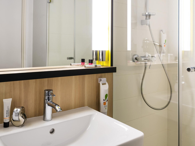 Bathroom 5, ibis Styles Guyancourt Versailles, Yvelines