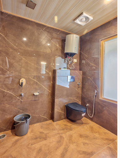 Bathroom, Manali Manor, Kullu