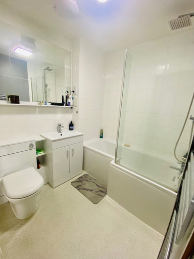 Bathroom, Apartment Sleeps 4 With Parking, Surrey