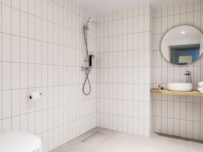 Bathroom 3, ibis Styles Paris Saint Denis Pleyel, Seine-Saint-Denis