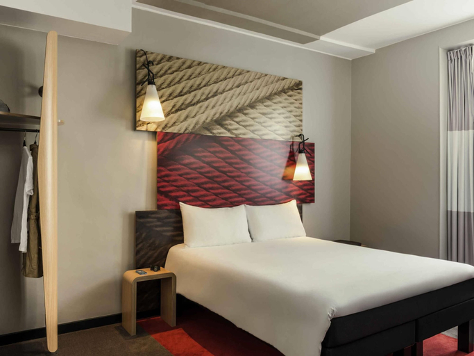 Bedroom 3, ibis Paris Avenue de la Republique, Paris