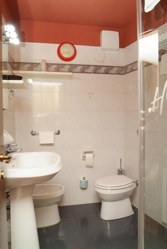 Bathroom 5, Hotel Maxim, Bologna
