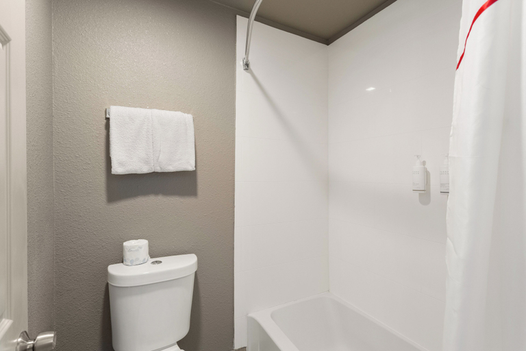 Bathroom 4, Red Roof Inn Redding, Shasta