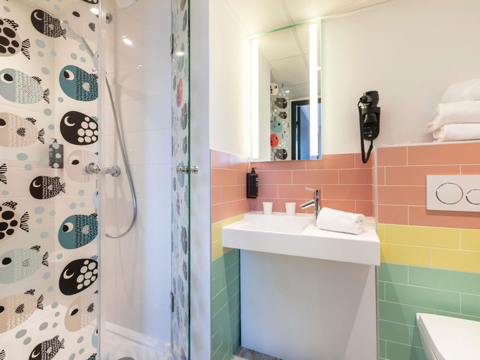 Bathroom 5, ibis Styles Thonon Les Bains, Haute-Savoie