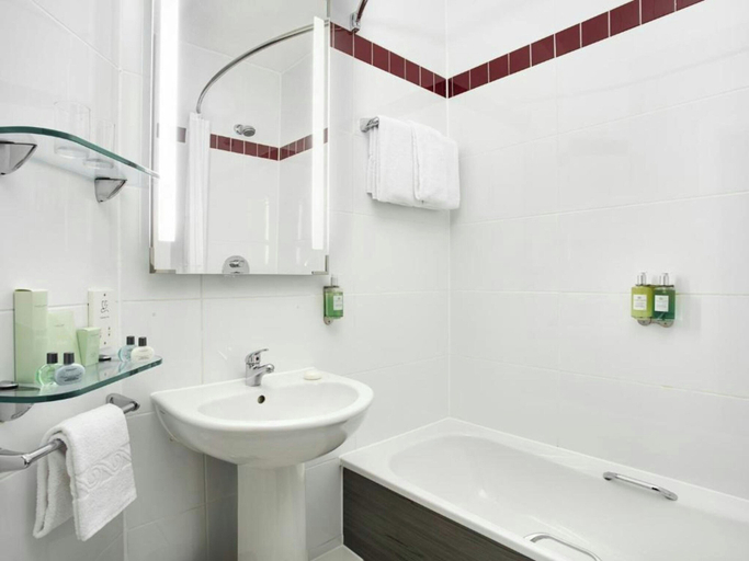 Bathroom, Leonardo Hotel Liverpool, Sefton