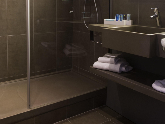 Bathroom 4, Novotel Ipswich, Suffolk