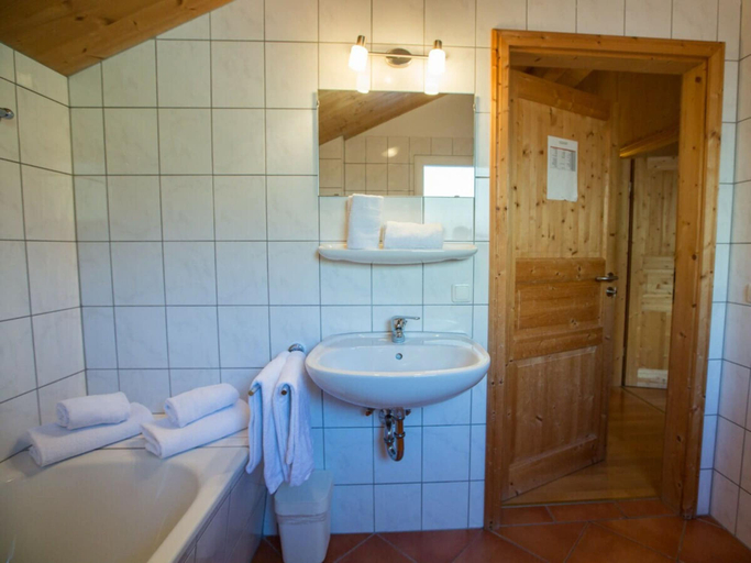 Bathroom 2, Cabin in Annaberg With Swimming Pool, Hallein