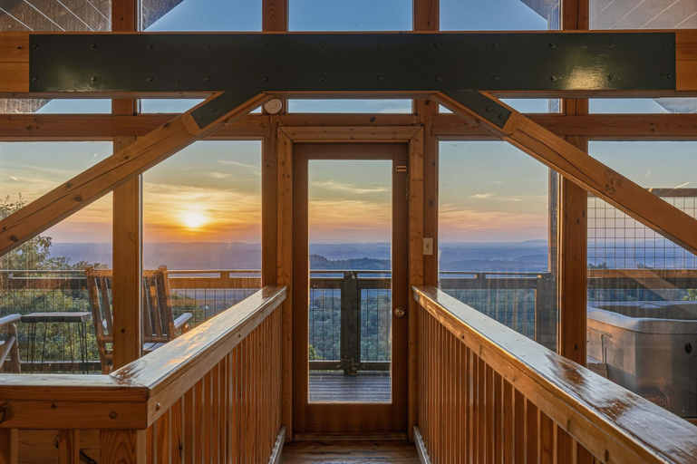 Room 1, Mountain Top Cabin With Views Hot Tub and Arcade, Sevier