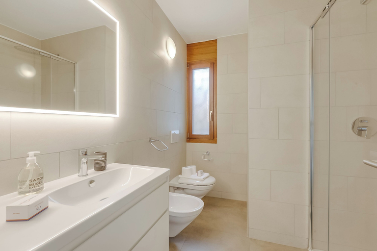 Bathroom 4, Casa Di Bea - Lugano 1BR With Terrace & Parking, Lugano