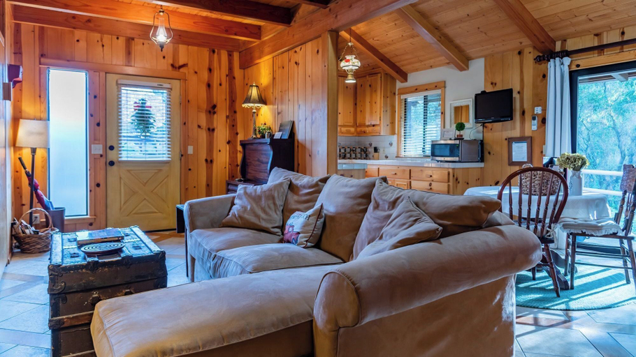 Interior 2, Creekside Room by Avantstay King Suite + Deep Soaking Tub + Garden Oak-shaded Barn Setting, San Luis Obispo