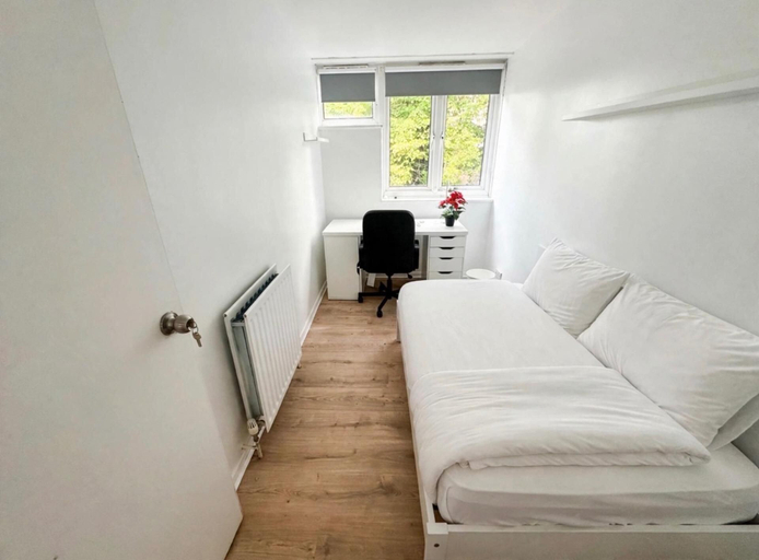 Room 4, Foresthill 3-bed Home, Sleeps 5 With Parking, London