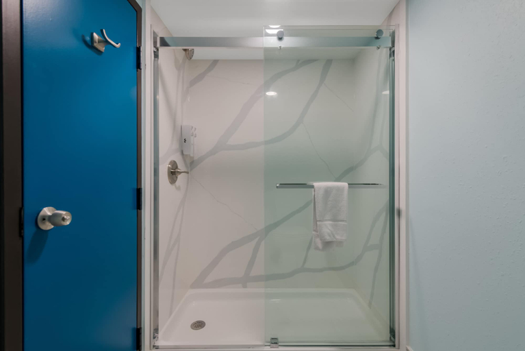 Bathroom 4, Red Roof PLUS & Suites Virginia Beach - Seaside, Virginia Beach