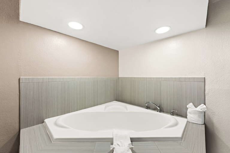 Bathroom 4, Red Roof Inn Muscle Shoals, Colbert