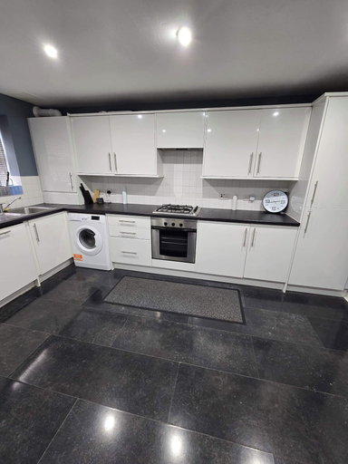Private kitchen 3, Shirebrook 2-bed Townhouse, With Free Parking, Ideal for Contractors and Families, Derbyshire