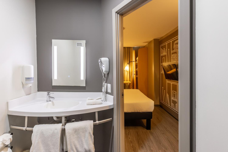 Bathroom 4, ibis Tijuana, Tijuana