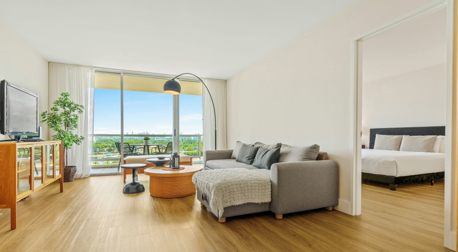 Interior 2, Miami Mar, Cozy Beachfront Views, Parking, Miami-Dade
