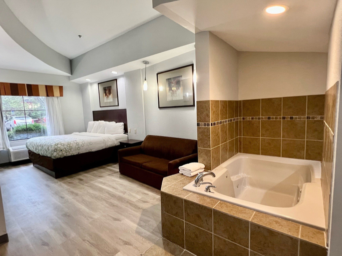 Bathroom 4, HomeTowne Studios & Suites By Red Roof Washington, Washington