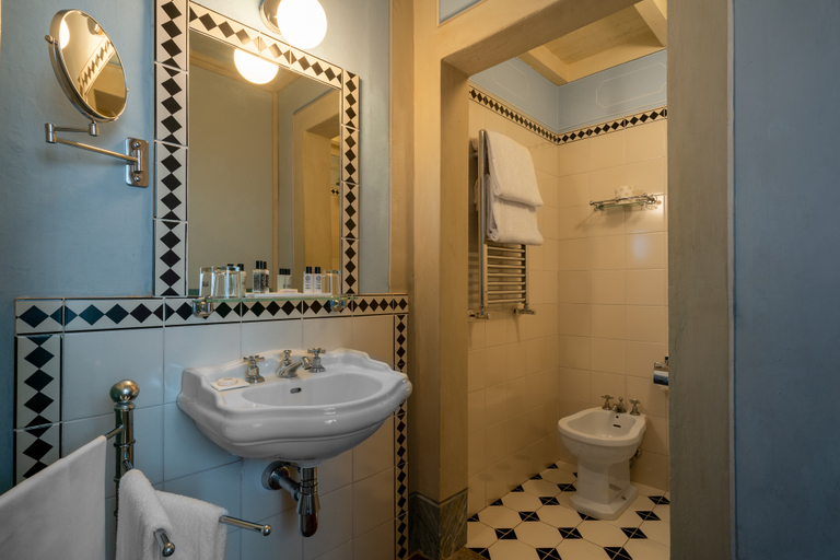 Bathroom 5, Loggiato Dei Serviti, Florence