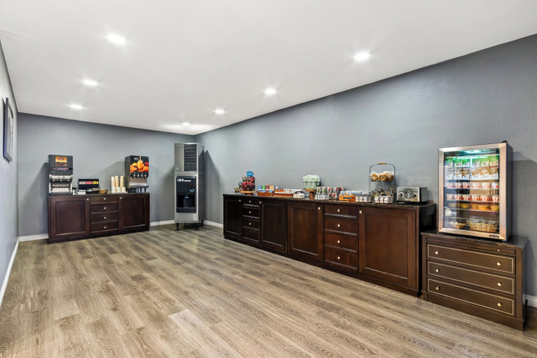 Food & Drinks 5, HomeTowne Studios by Red Roof Ridgecrest, Kern