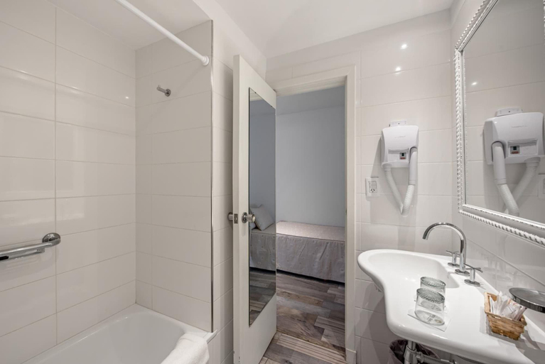 Bathroom 4, Sennac Hotel, General Pueyrredón