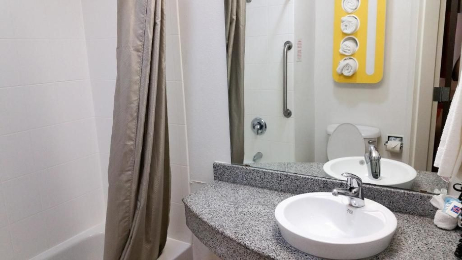 Bathroom 4, Motel 6 Eagle Pass, TX - Lakeside, Maverick